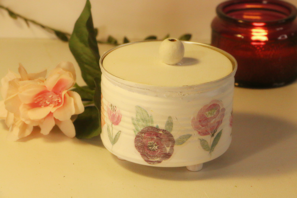 إعادة تدوير إبداعية لعلبة معدنية قديمة: خيار أنيق للتخزين