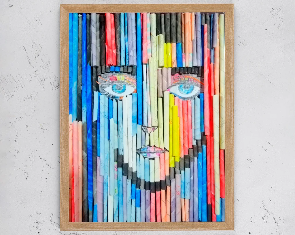 طريقة عمل لوحة على شكل وجه باستخدام اسطوانات ملونة من الورق المعاد تدويره