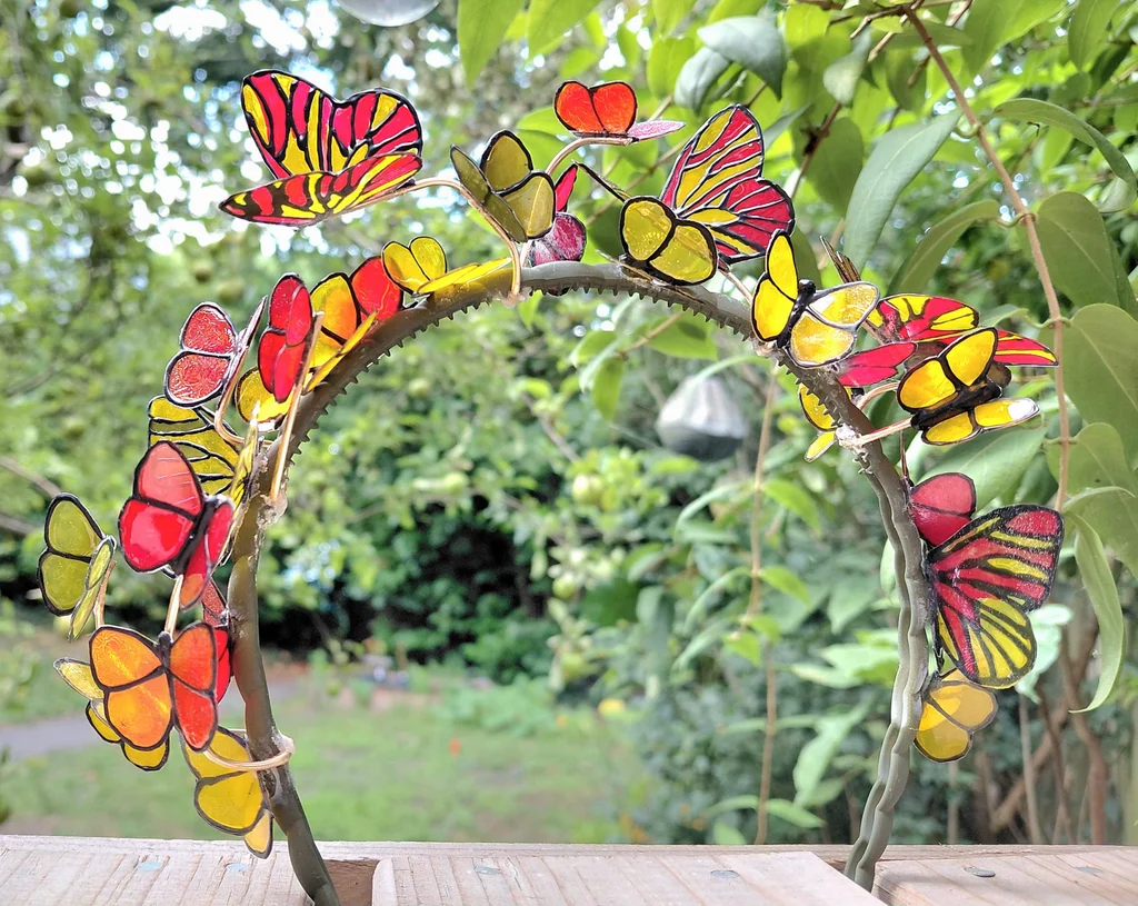 طريقة صنع تاج مزين بفراشات من الزجاج المعشق المصنوع من البلاستيك المعاد تدويره