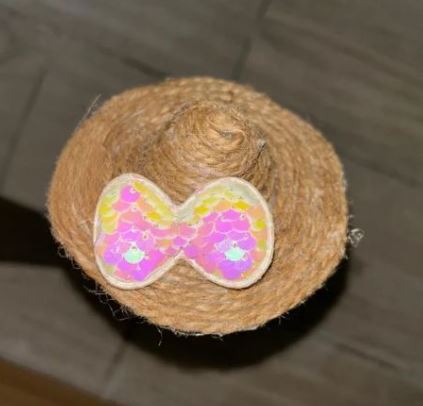 اصنع بنفسك ميدالية مفاتيح على شكل قبعة سومبريرو المكسيكية مزينة بفيونكة حورية البحر الجذابة