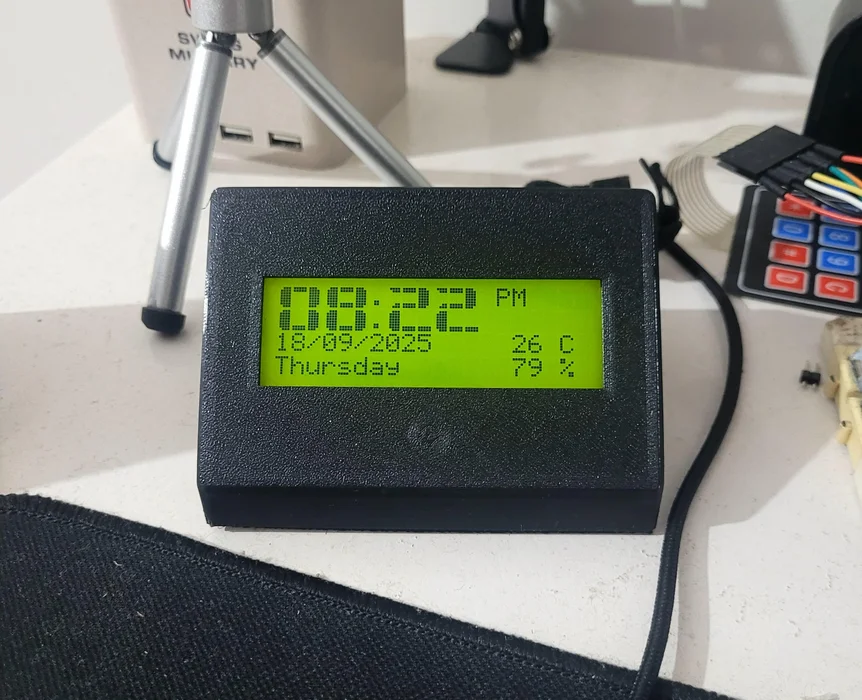 ساعة مكتب مزوّدة بشاشة LCD 20×4