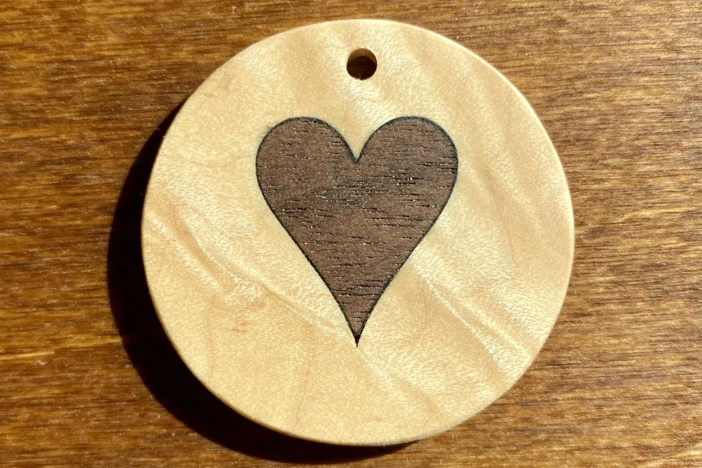 قلادة خشبية مطعّمة باستخدام قاطع الليزر