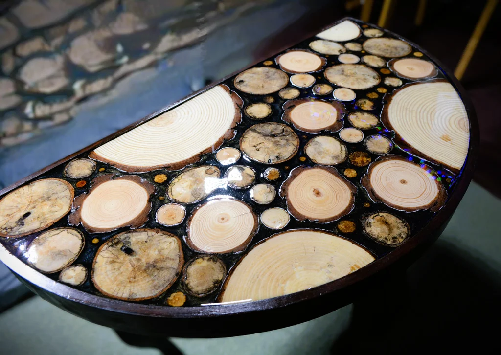 طاولة من شرائح الخشب وراتنج الإيبوكسي، سهلة، بدون تعقيد وبخطوات قليلة فقط