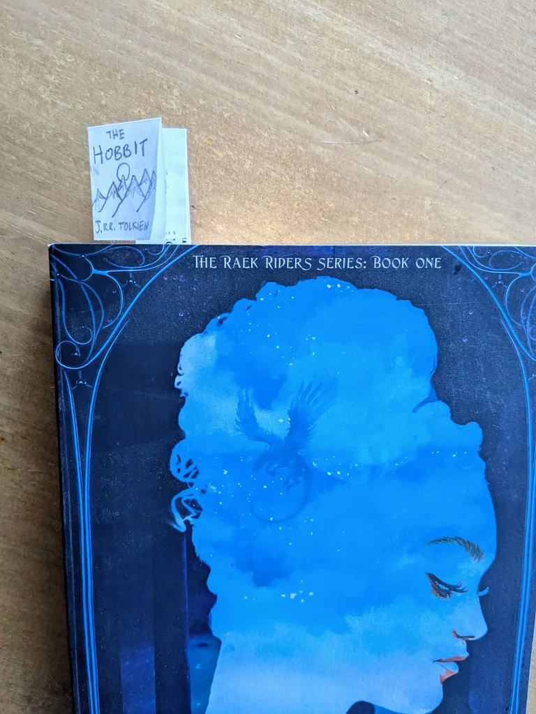 فاصل كتاب بالاوريجامى على شكل كتاب