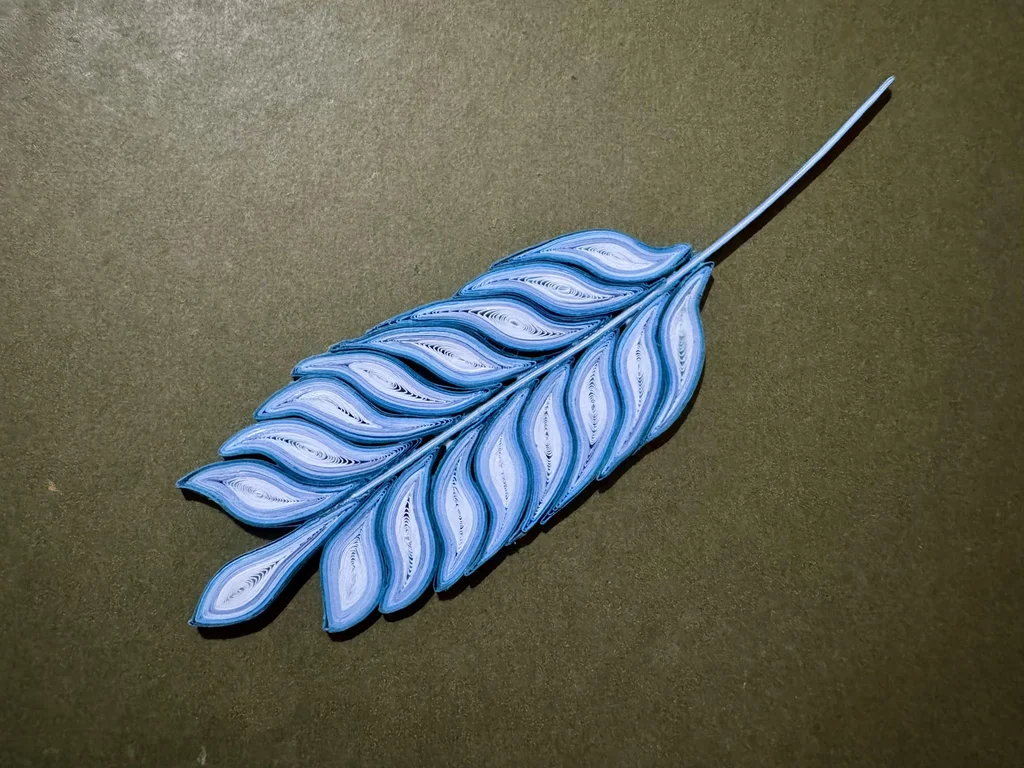 فاصل كتاب على شكل ورقة شجر بتدرجات اللون الأزرق باستخدام فن لف الورق