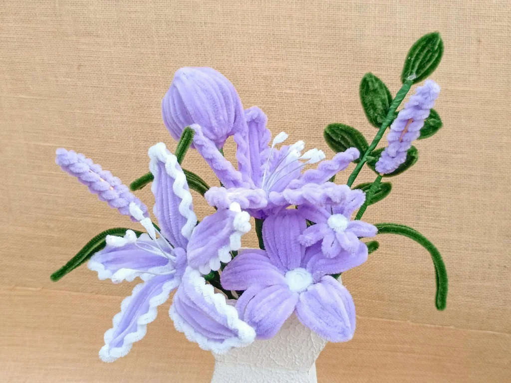 زهور جذابة باللون البنفسجى مصنوعة من أسلاك التشكيل الحرفية
