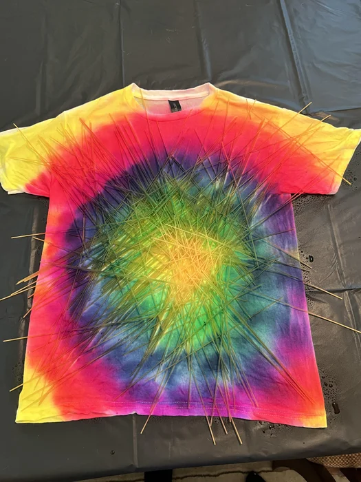 استخدام أعواد المعكرونة لصباغة تيشيرت دون الحاجة لاستخدام تقنية العقد والربط