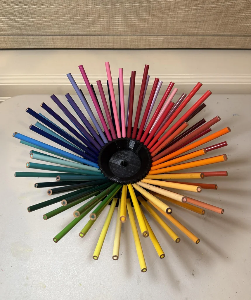 سلة زخرفية من أقلام التلوين المعاد تدويرها