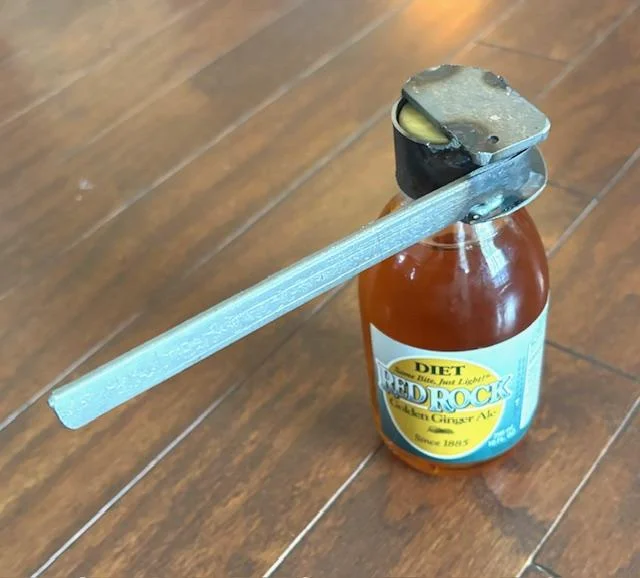 أداة سهلة الاستخدام لفتح أغطية الزجاجات