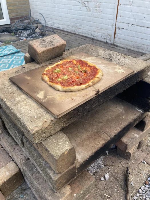 فرن بيتزا مصنوع من مواد قديمة في الفناء الخلفي بدون أي تكاليف