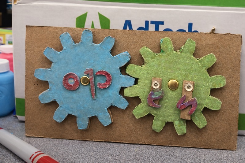 اصنع بنفسك لافتة "مفتوح ومغلق" بتقنية التروس: تحويل الورق إلى فن هندسي ديناميكي