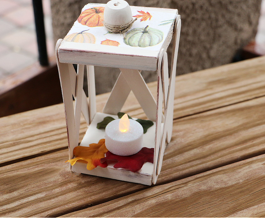 فانوس خشبي بسيط لفصل الخريف