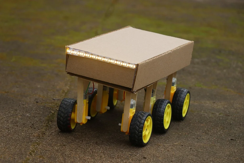 صناعة سيارة روبوت يتم التحكم بها عبر الهاتف الذكي مع نظام دفع سداسي 6WD