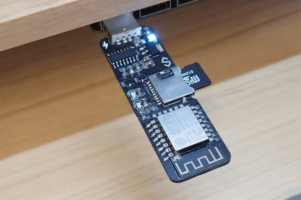 خادم ويب فوري يعتمد على ESP8266 ونظام تخزين شبكي NAS على هيئة وحدة USB - WebStick