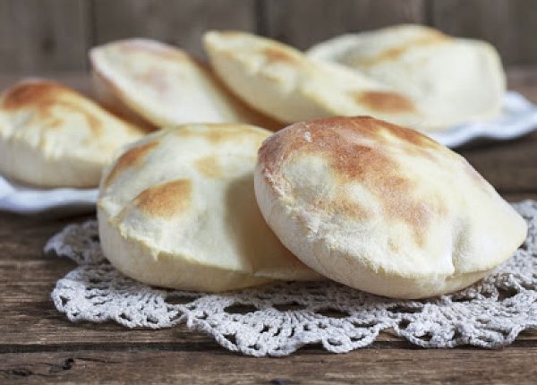 طريقة عمل الخبز العربي العادي في البيت