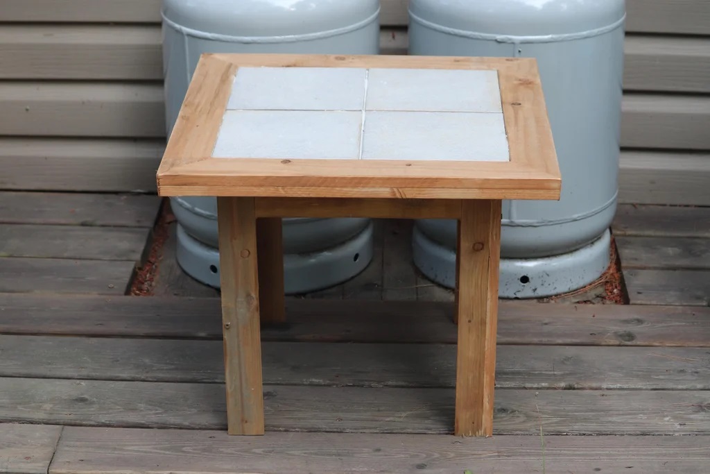 طاولة جانبية مصنوعة لخارج المنزل