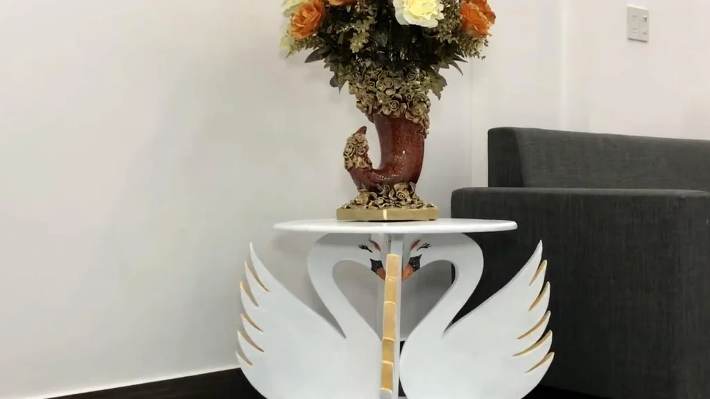 طاولة الشاي الأنيقة على شكل بجعة