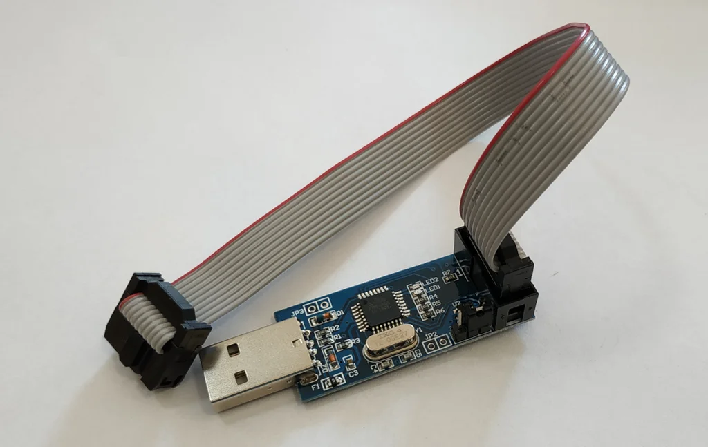 كيفية برمجة ميكروكنترولر ATtiny13A/ATtiny25/ATtiny45/ATtiny85 باستخدام لوحة مبرمج وUSBasp