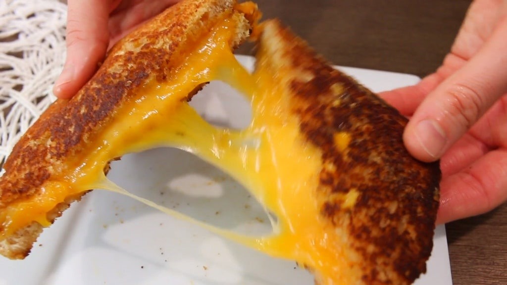 كيفية عمل ساندويتش الجبن المشوي على الطريقة الأمريكية