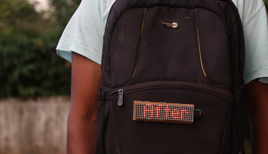 حقيبة ظهر بإضاءة LED وشاشة قابلة للبرمجة