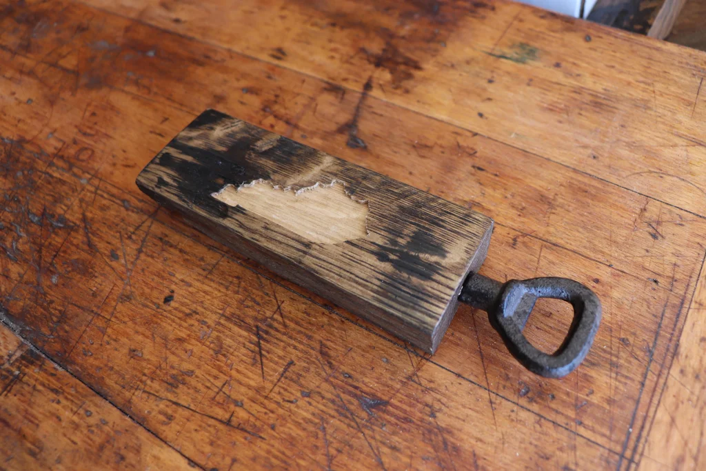 فتاحة زجاجات مصنوعة من خشب البرميل