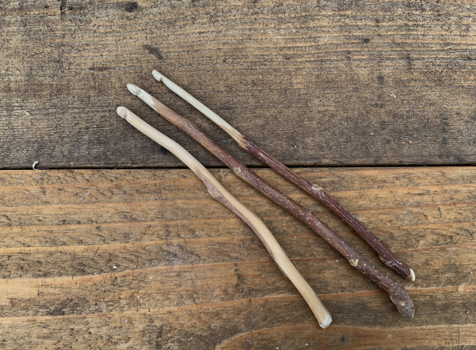 كيف تصنع إبر كروشيه خشبية يدوياً من أعواد الأشجار