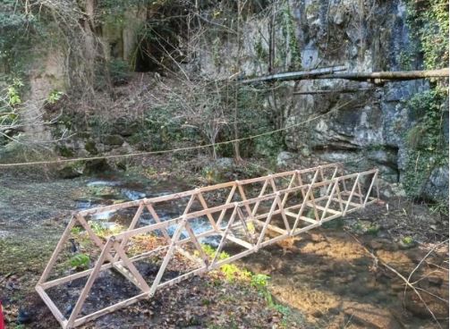 جسر الجمالون الخشبي في الفناء الخلفي