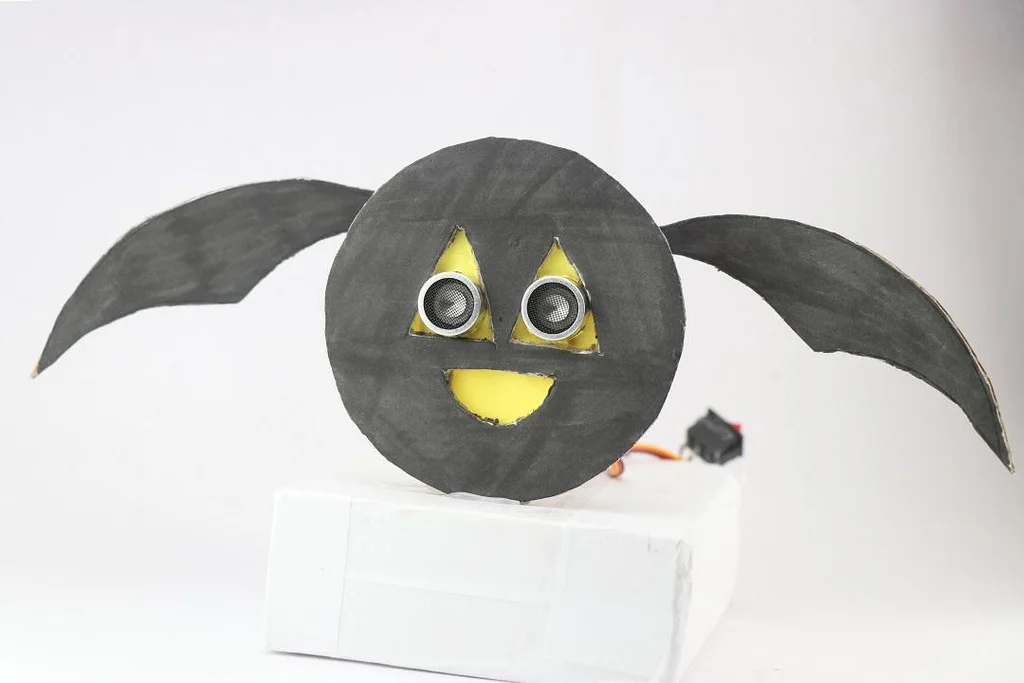 كيف تصنع خفاشًا مخيفًا بأجنحة متحركة