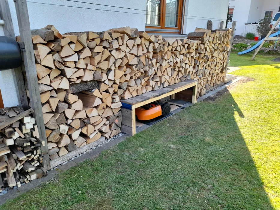 جراج جزازة العشب الآلية في مكان تخزين الحطب