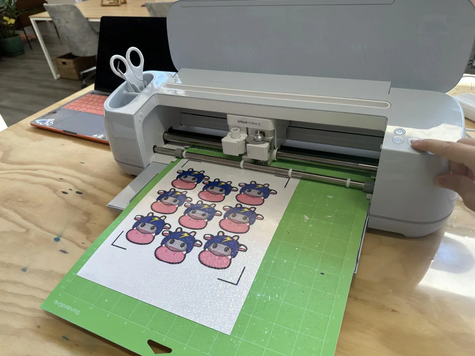 كيفية طباعة وقص الملصقات باستخدام كريكت