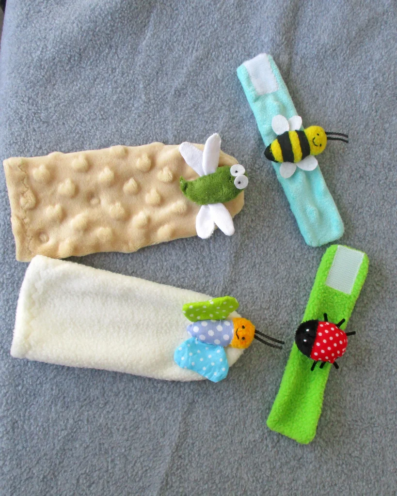 ألعاب حسية قابلة للارتداء: اصنع بنفسك خشخيشات معصم وجوارب مكتشف القدمين