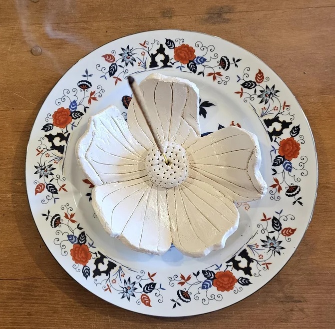 حامل البخور على شكل زهرة من الصلصال الجاف بالهواء