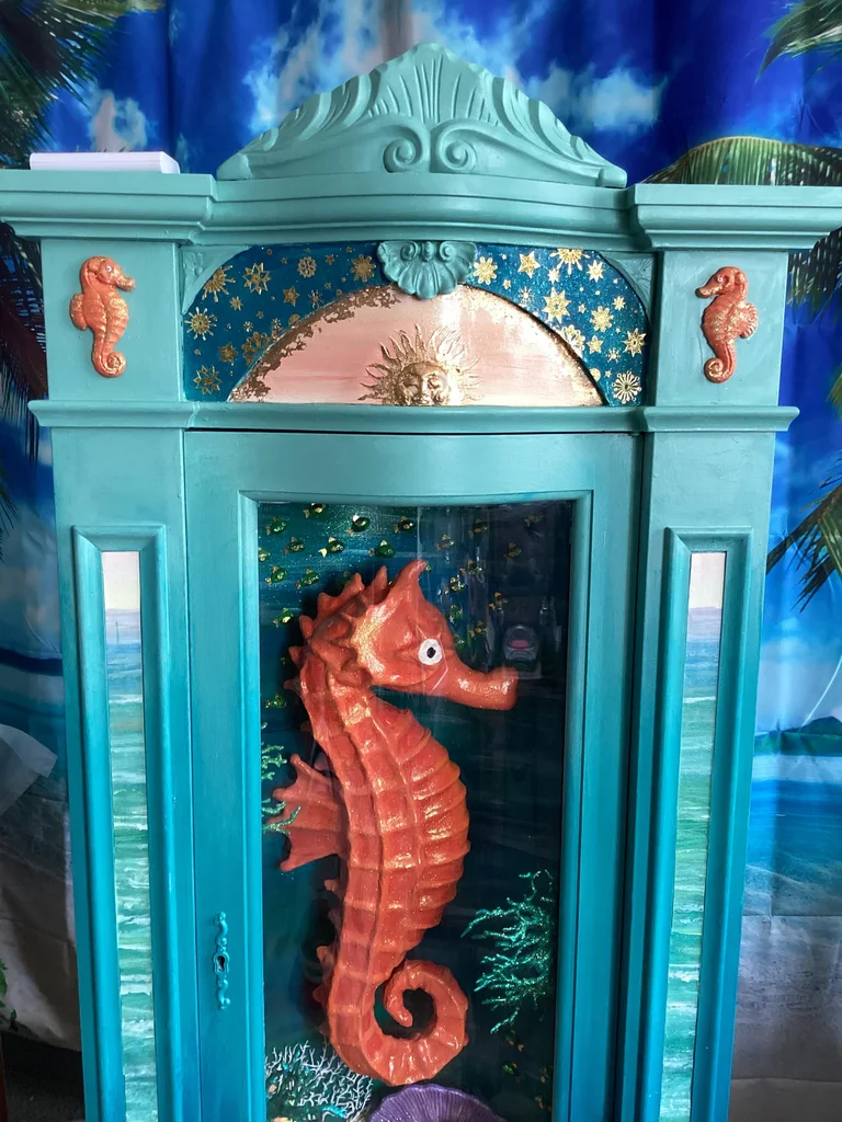 خزانة منحوتة على شكل حصان البحر