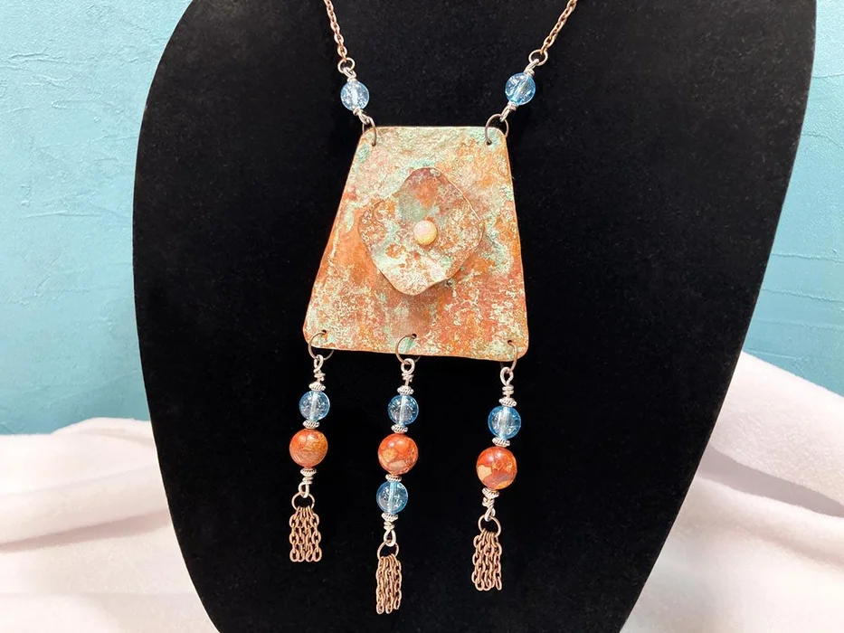 كيف تصنع قلادة نحاسية ذات طبقة الباتينا المميزة بألوانها الزرقاء والخضراء