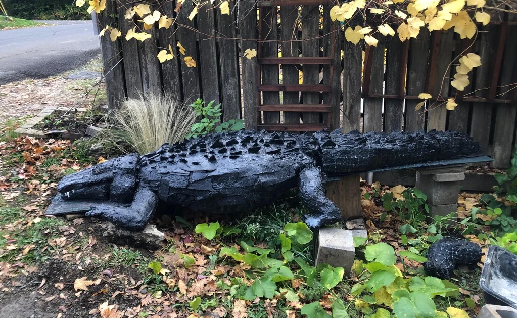 كيف تصنع تمثال تمساح بالحجم الطبيعي مصنوع من مواد معاد تدويرها