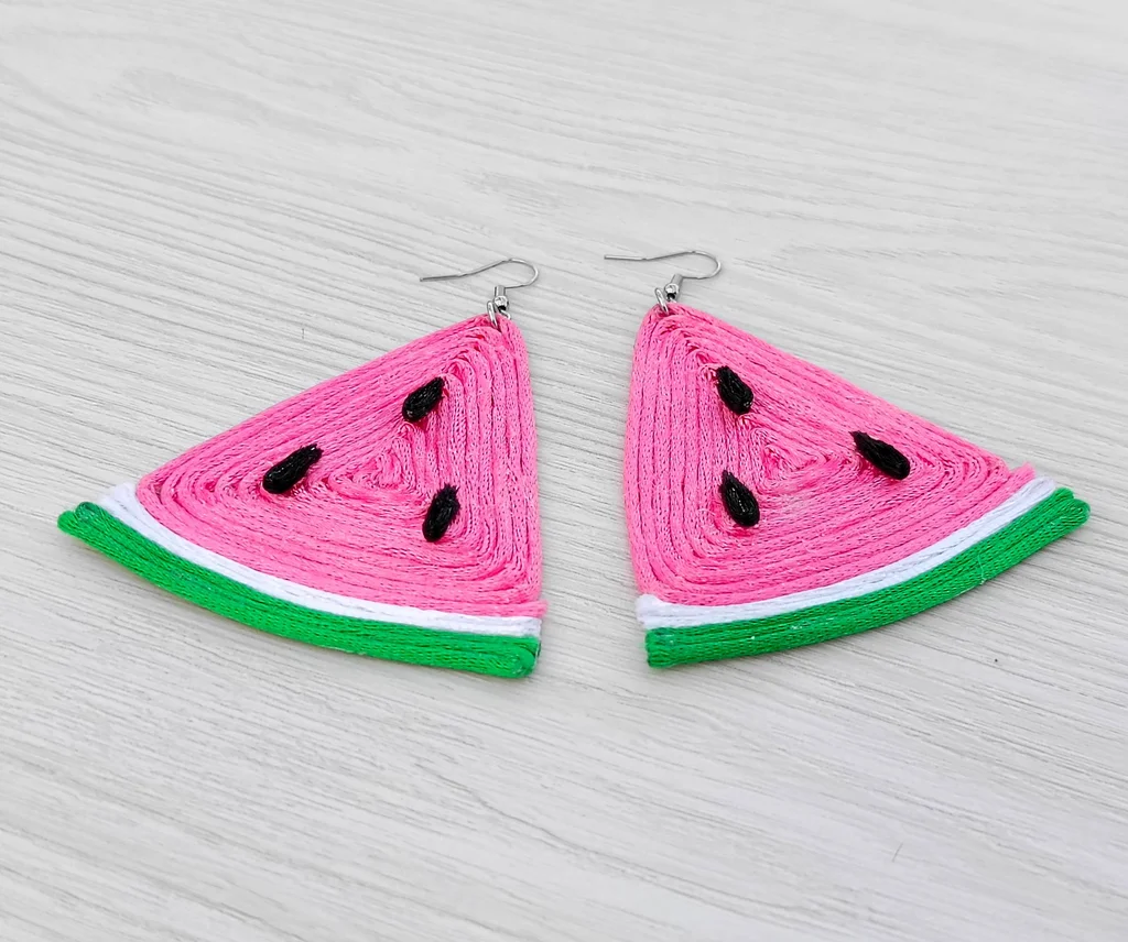 اقراط جذابة مصنوعة من الخيوط الملونة على شكل بطيخ