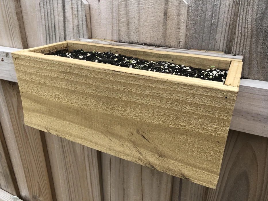 صناديق الزهور المعلقة على الأسوار